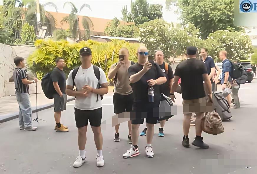 锈迹斑斑的林肯号终于停靠泰国，连续服役超过八个月的美国大兵双脚终于踏上了陆地。他