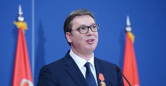 武契奇刚落地北京，西方为啥集体破防？真正刺痛西方的，不是北京机场上的红毯，