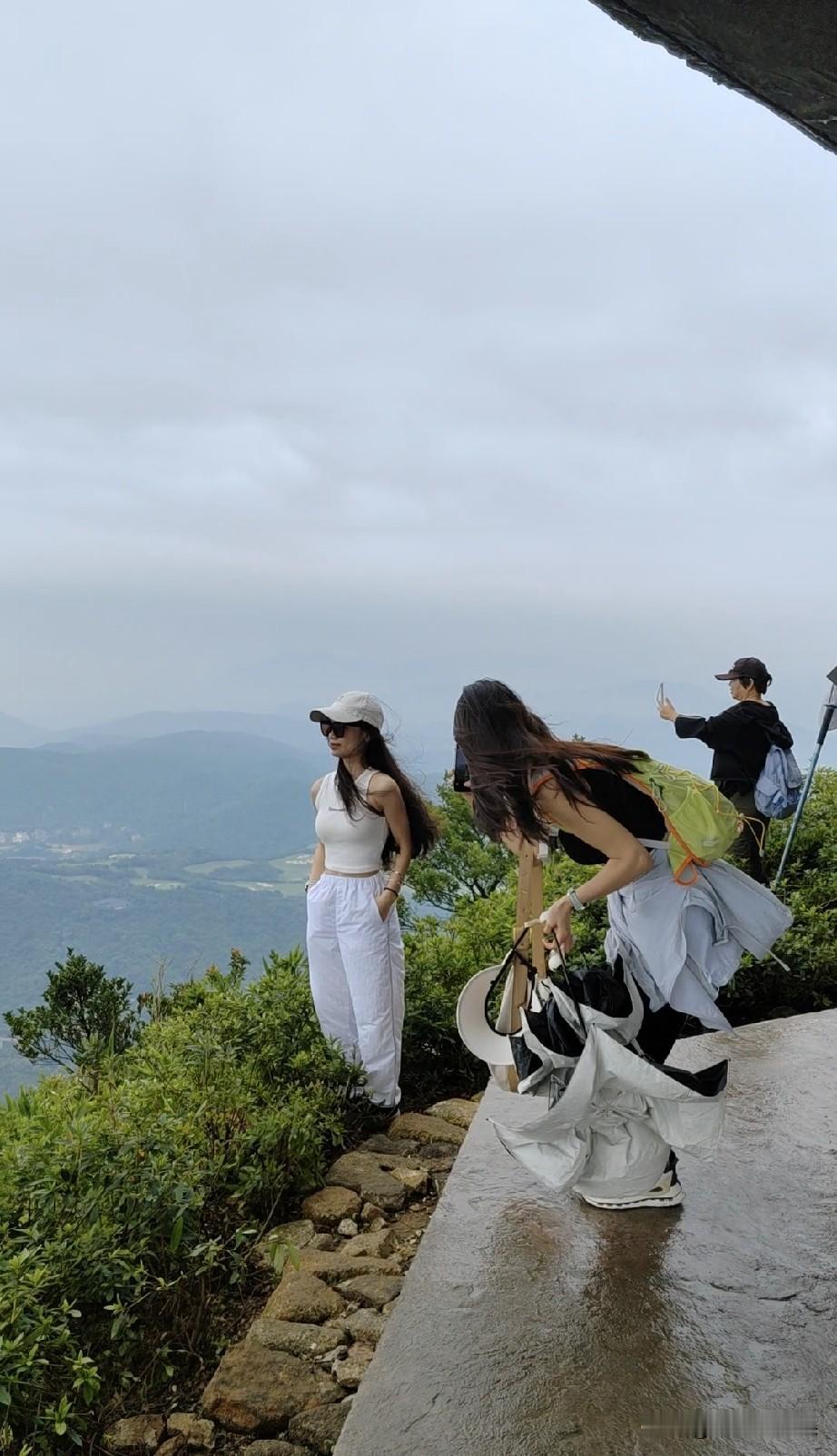 爬山不仅仅可以锻炼身体，还能看到沿途美丽的风景。现在户外爬山活动，年轻人都非常