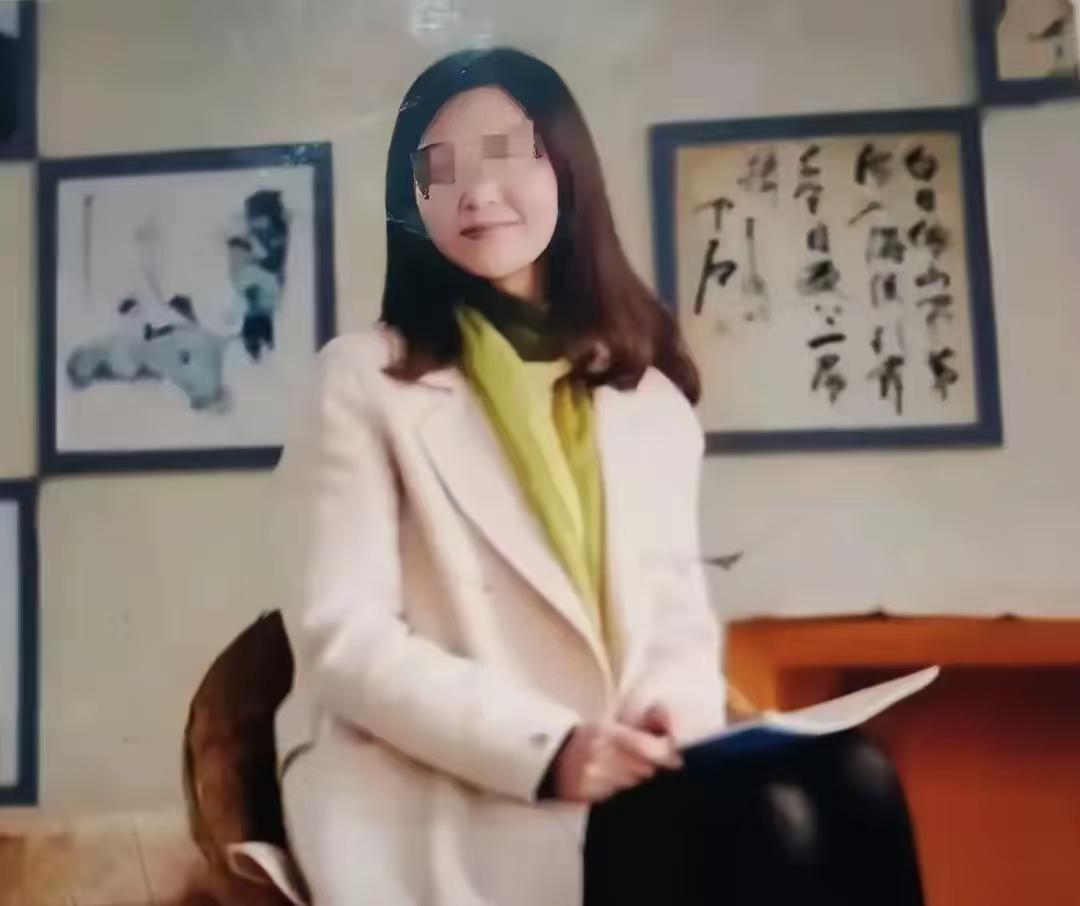 坠楼新娘在学生眼中的形象是“明媚”的和抑郁症不沾边。她的学生冯延辉和王悦讲对她的