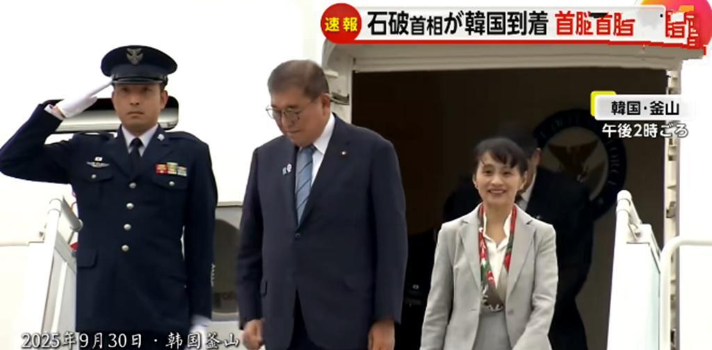 日本首相第一夫人和老公抵达韩国访问。9月30日，日本首相第一夫人石破佳子和老公