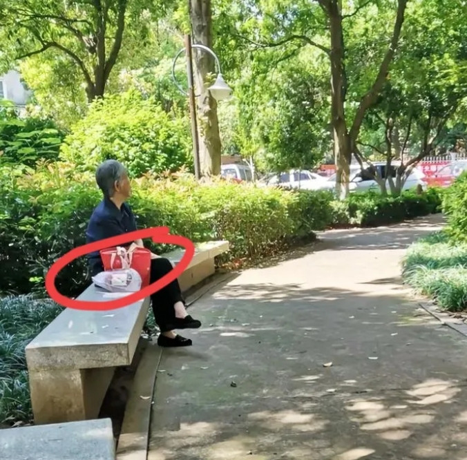小区里的老太太，总是一个人坐在小区石凳上。有人问她，为啥不回家，她说不想待在家