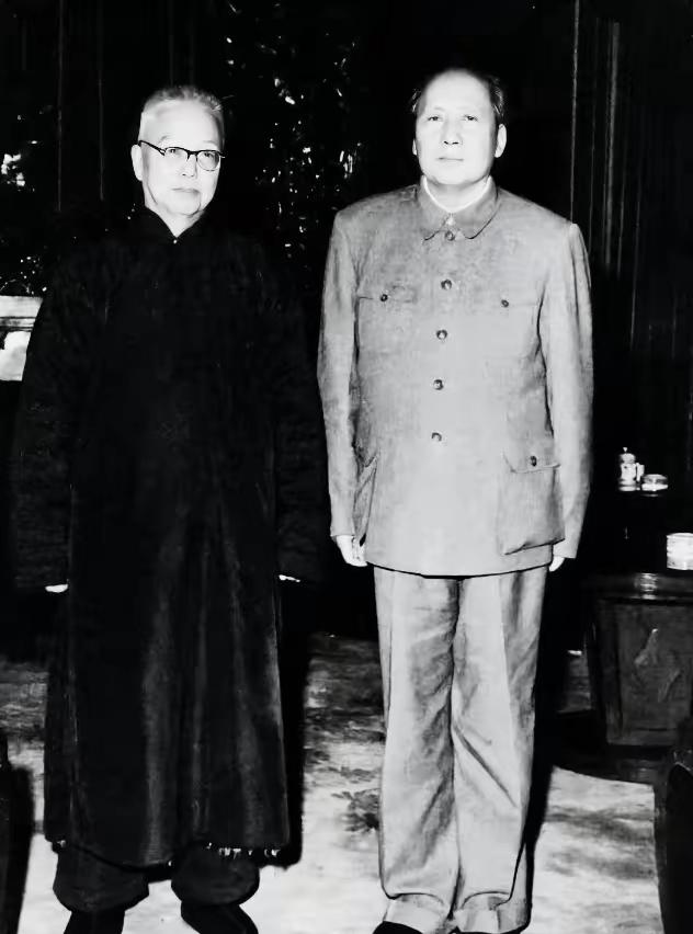 1950年，毛主席在中南海设宴招待湖南老乡。当着满屋子人的面，他特意拉过身边一位