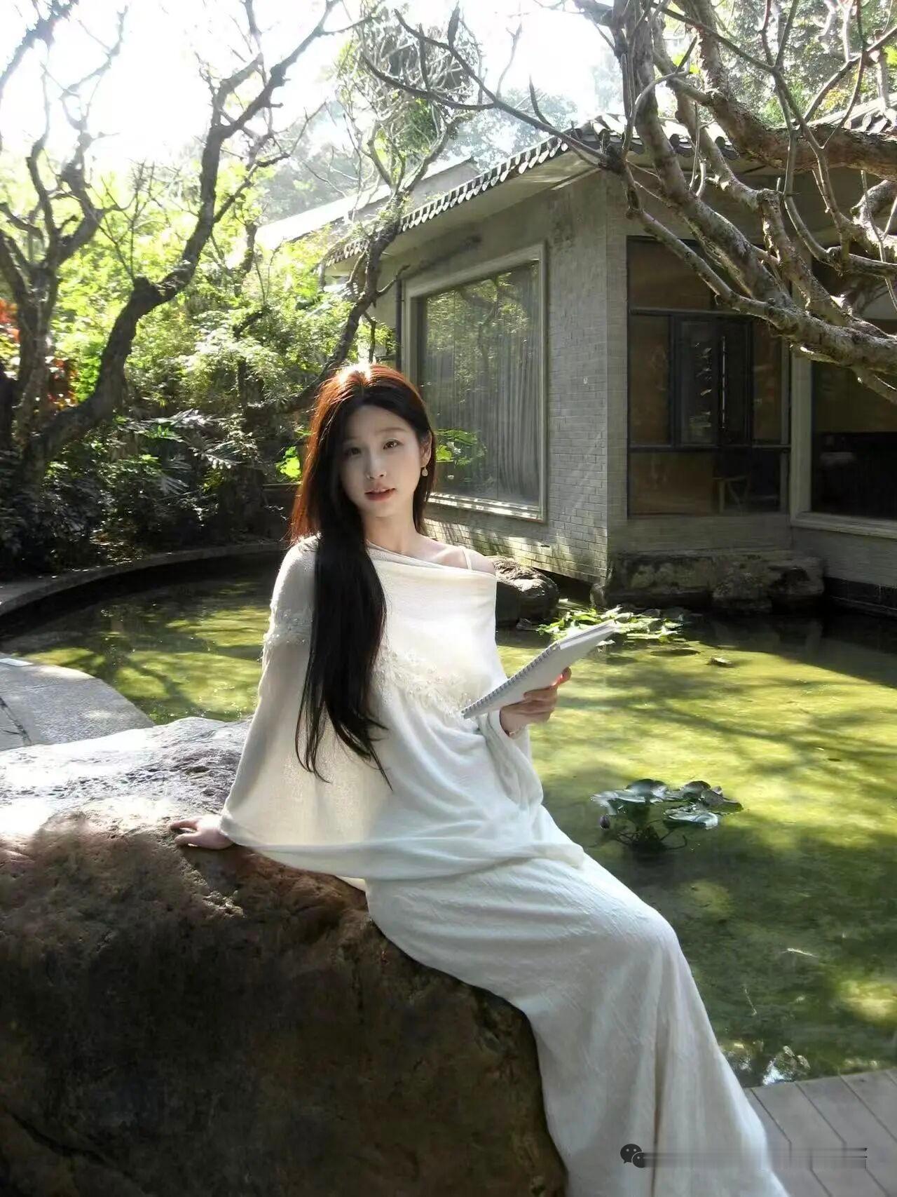 静坐山泉畔，悠然读古书。美到骨子里的女人，是什么样子的