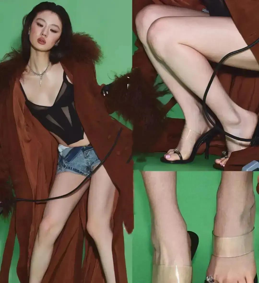 单依纯把裤链敞开那刻，热搜爆了。有人骂她“掉价”，她回一句：“我要唱