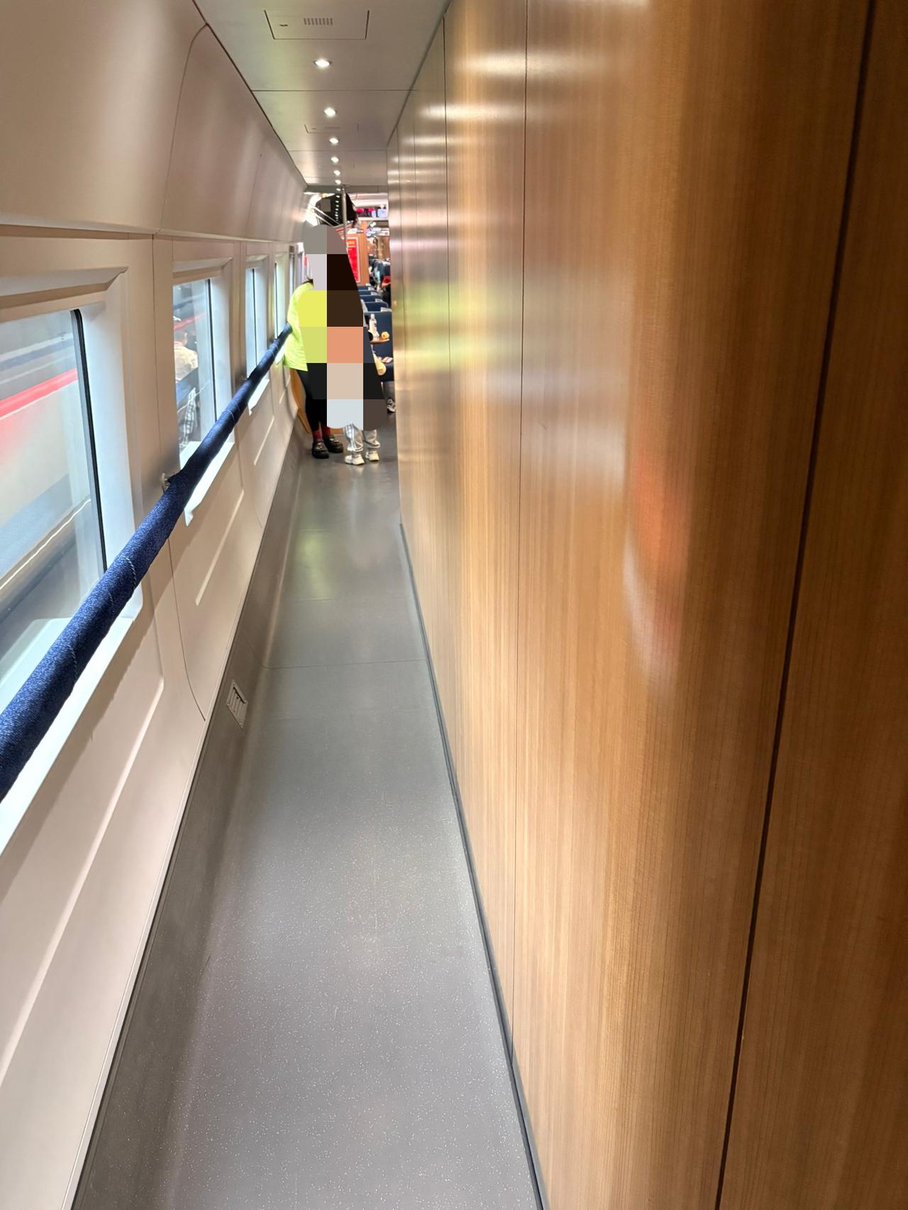 高铁餐车其实我觉得高铁或者是火车里面的餐车的利用率是不高的。很少有人离开