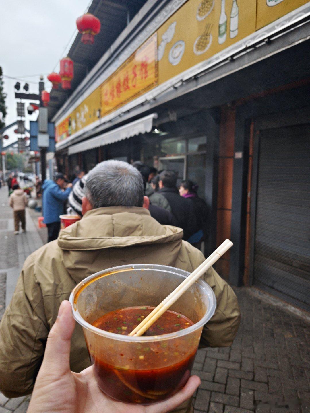 我们老家这里生意最好的两家过早店一家卖煎饺一家卖黑粉的这两家天天排队，一年