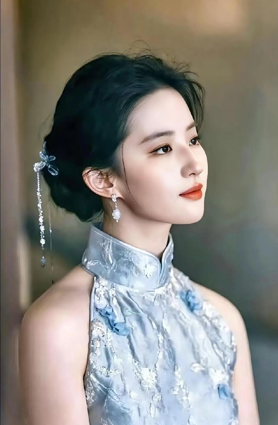 刘亦菲最大的成功秘诀，与那张脸无关。圈内朋友说，她推戏的狠劲能吓退一半制片人。