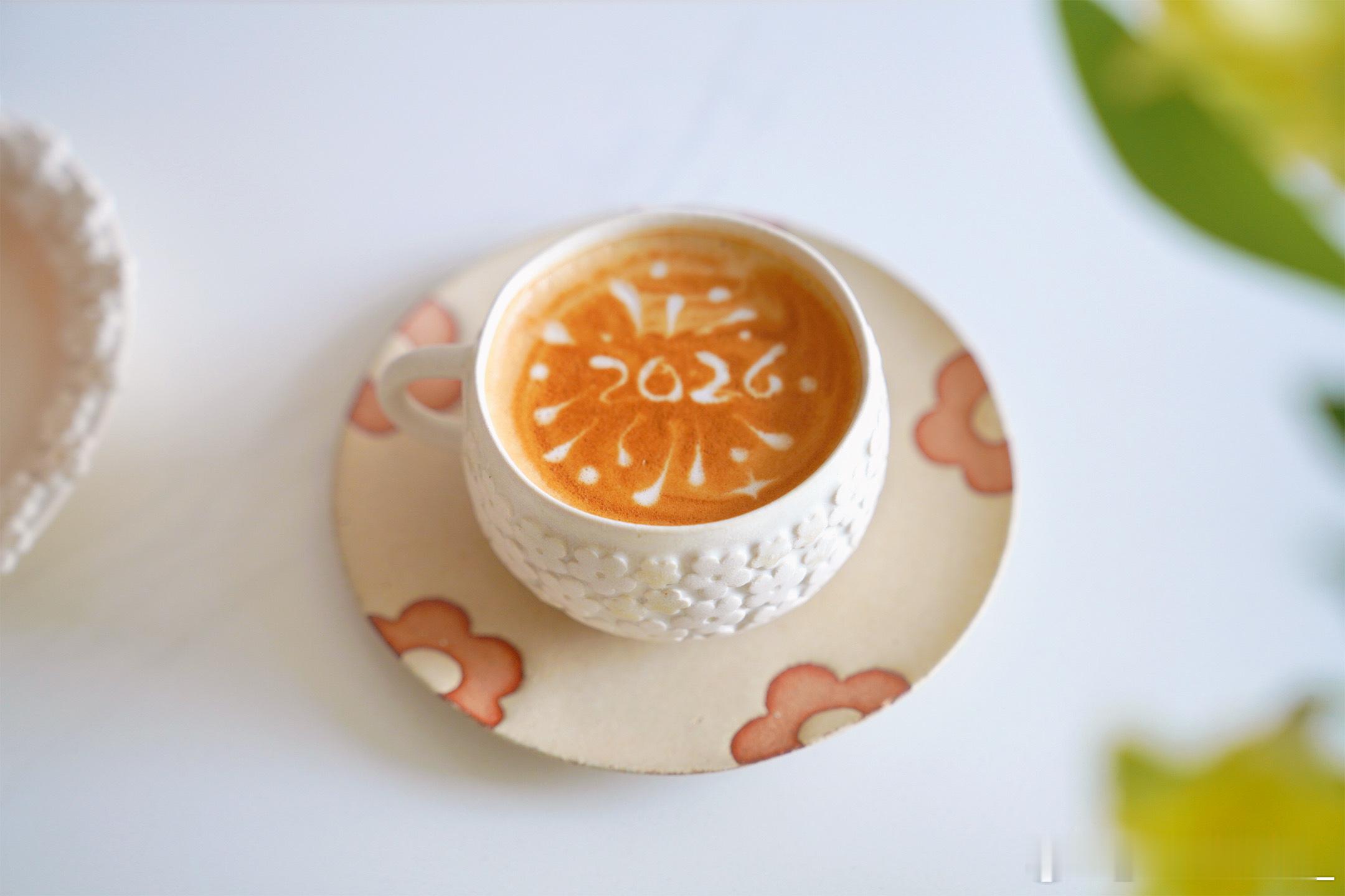 新年快乐呀🎉早午餐鲜蔬纸皮烧麦、凉拌菜、杂粮粥、元宝面包、拿铁咖啡、坚果、草莓