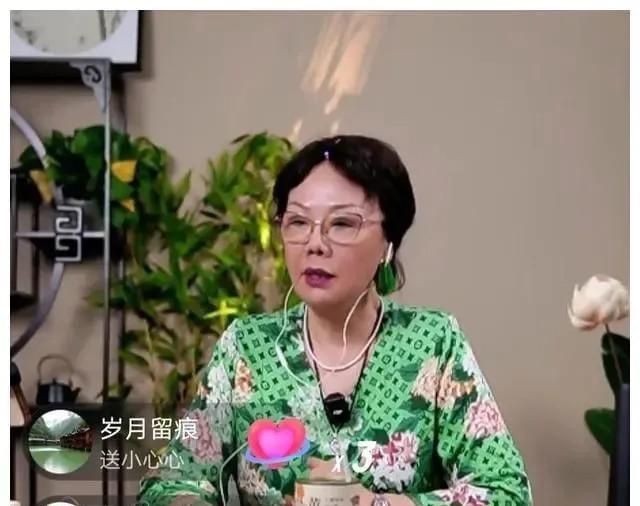 沉寂数年的相声圈炸开惊雷！杨议妻子孟真深夜突袭老年粉丝直播间相声圈最近可真是