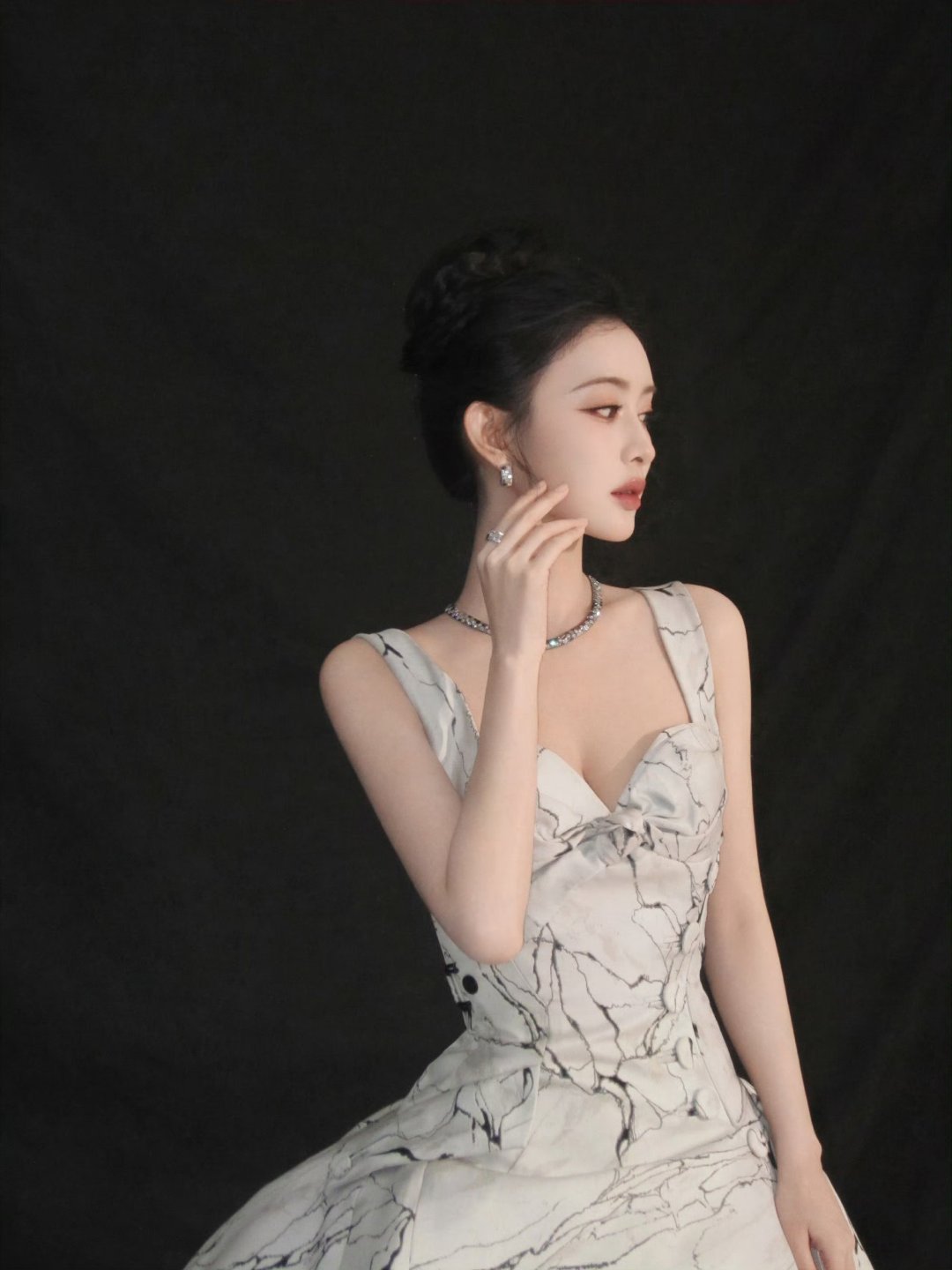 孟子义冰雪公主当孟子义身披那袭冰裂纹高定纱裙踏光而来，便成了从雪域童话里走出来