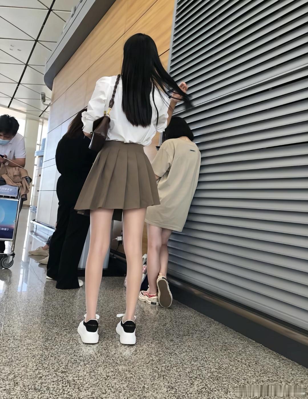 街拍百褶裙配小白鞋，吸引力满满颜控正义日记的红包