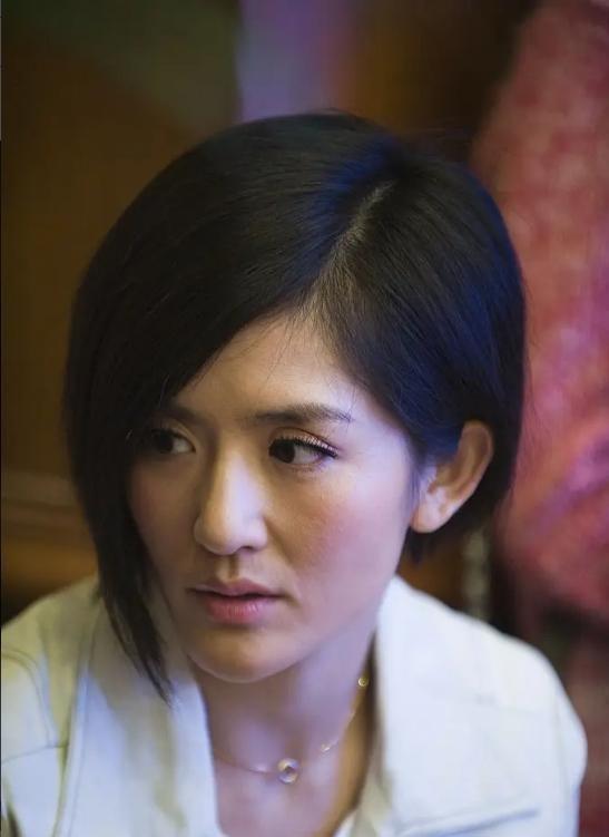 谢娜“赖账”12万的真相，让所有骂她抠门的人沉默了。不是借3万还3万。是借了