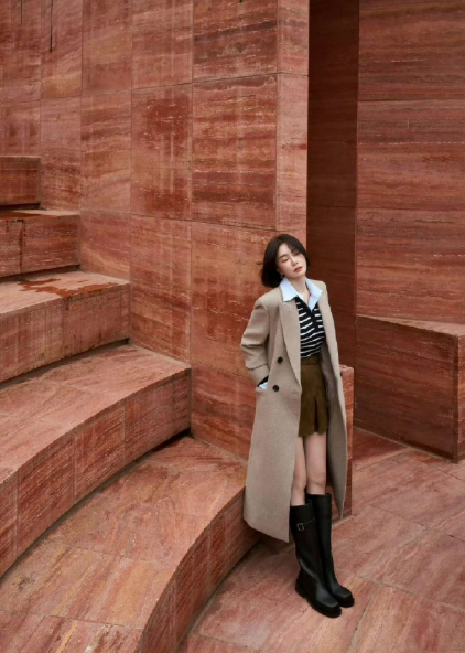 《神剧亮了》采访中因摄像机故障致半小时素材丢失，记者当场慌乱哭泣。秦岚在已连续工