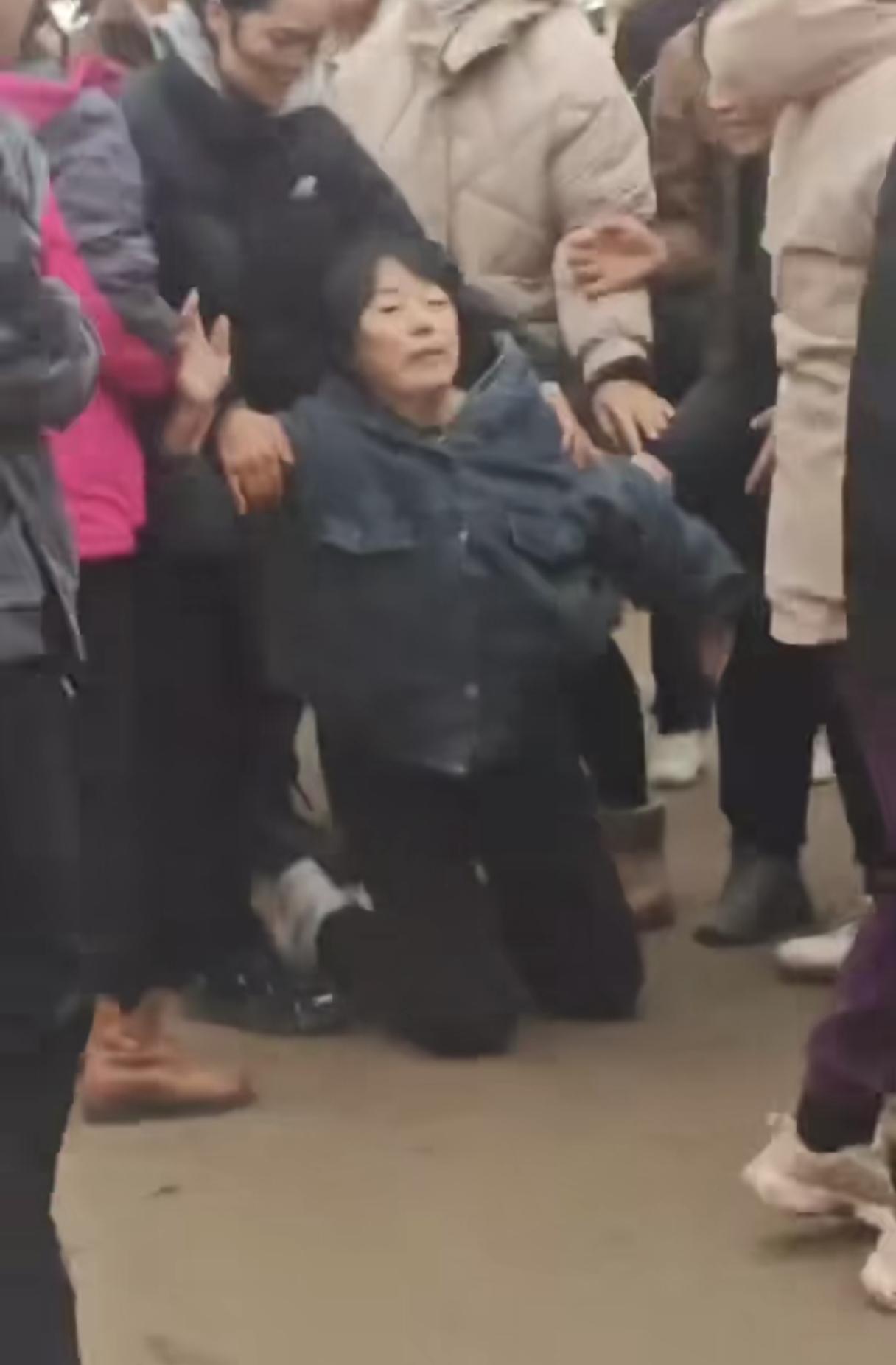 奶奶这一跪，跪哭了多少人！4岁女童已经找到，奶奶悬着的心终于放下了，之前奶奶就对