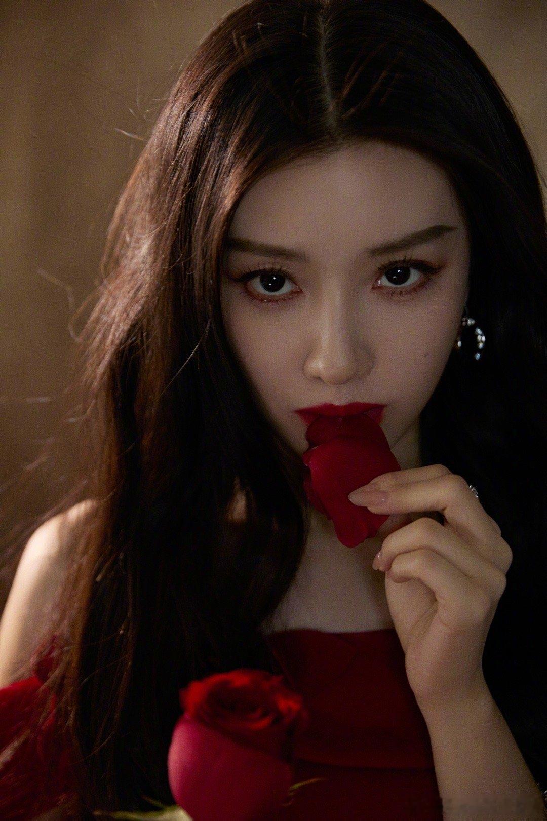 你是王鹤润那她是谁红裙红唇一亮相，气场直接飙到两米八，这和邻家女孩的软萌模样判