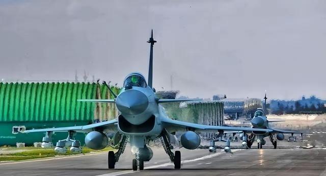 美媒《军事观察》指出，伊朗放弃歼-10C转购48架苏-35后深陷懊悔，堪称“上当