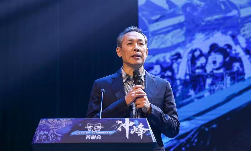 北京篮坛风云变幻：许利民挥别老将，方硕翟晓川誓言续战，谁能笑到最后？