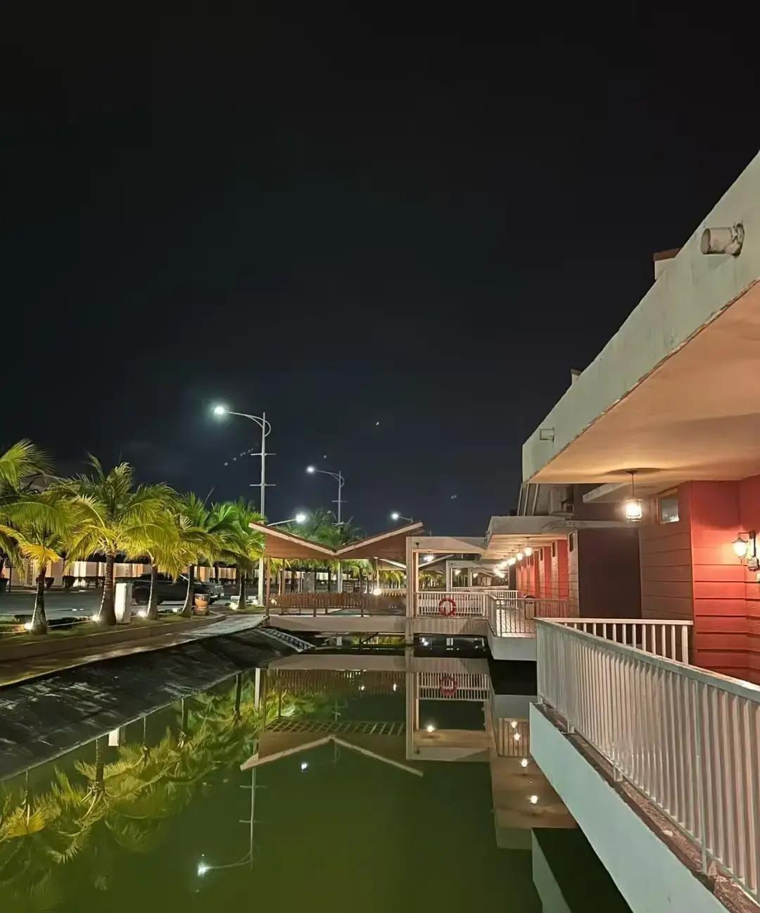 博主回家发现主卧门锁被撬，小姑子一家已经拎包入住，孩子作业桌被掀，平板碎在地上。