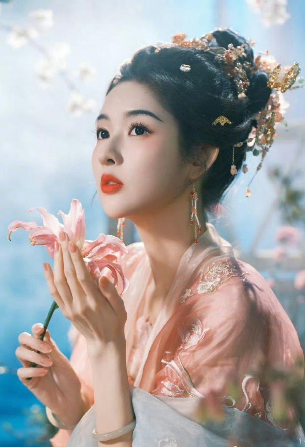 王鹤润吐槽王玉雯一句话引爆舆论，艺人公开评价同行更要守住分寸与尊重。王鹤润用大号