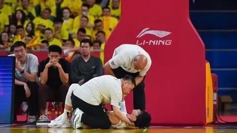 许利民曾凡博估计要哭了！据北京媒体天天体育透露：许利民与北京男篮提交了九个判罚