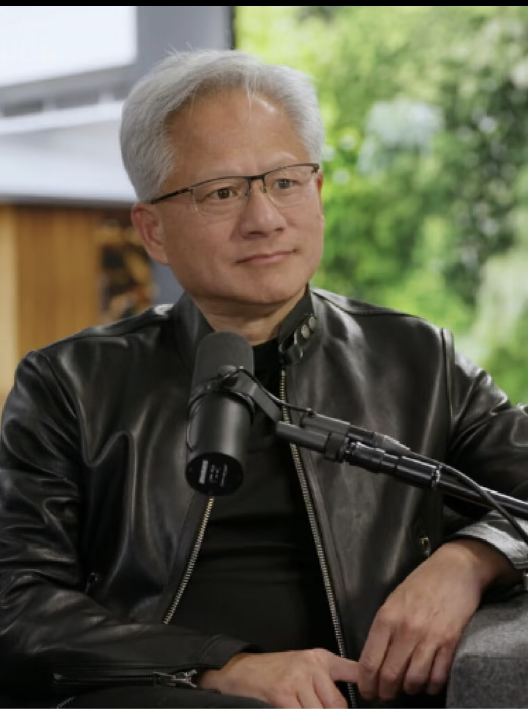 科技大佬黄仁勋说，我已经六十三岁了，身价不菲，名声显赫，可是让我无奈的是，给父亲打电话，他总是说我~