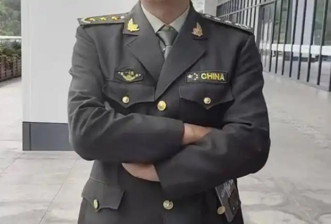 “胆子真大！”近日，浙江杭州，一男子穿着“上将”军装，出现在高铁站，接女朋友一起