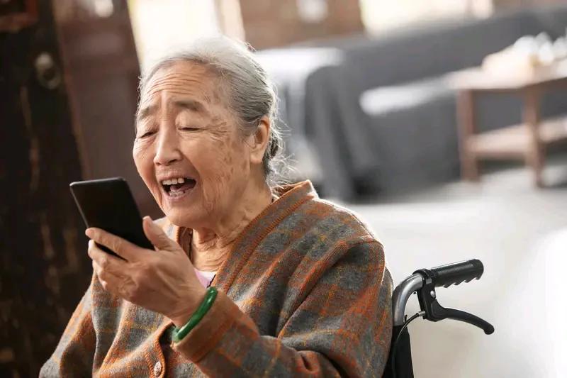 农村养老之痛：留守老人的泪与打工子女的难，谁听见了时代的叹息？