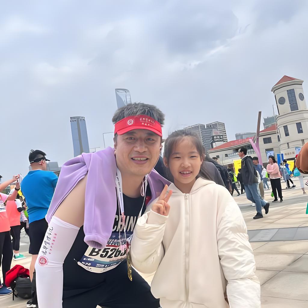 张雪峰去世后，最痛的三个人，是他的母亲、女儿和妻子。第一位，是他的老母亲。