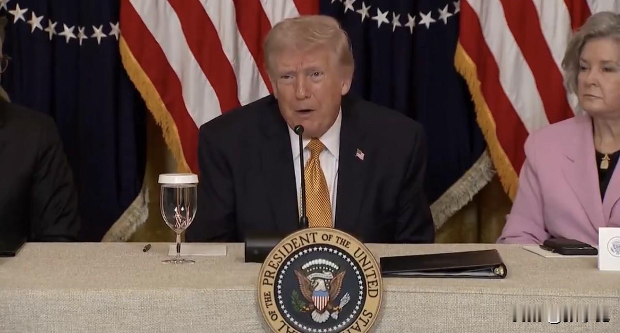 特朗普今天说：美国没有义务援助乌克兰。他表示，乌克兰“远在数千英里之外，还隔