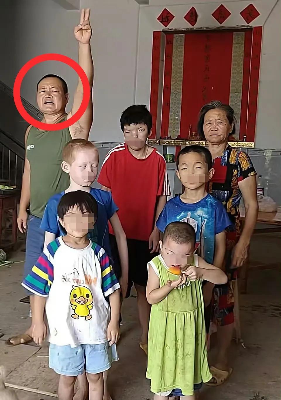 太疯癫了，这位男网红娶了三个残障妻子，生了6个孩子，只有一个女儿是好的，更要