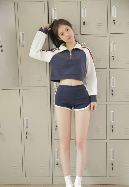 我记得小时候村里有个理发店，理发的是个二十多岁的美女。后来我去外地上学，就没留意
