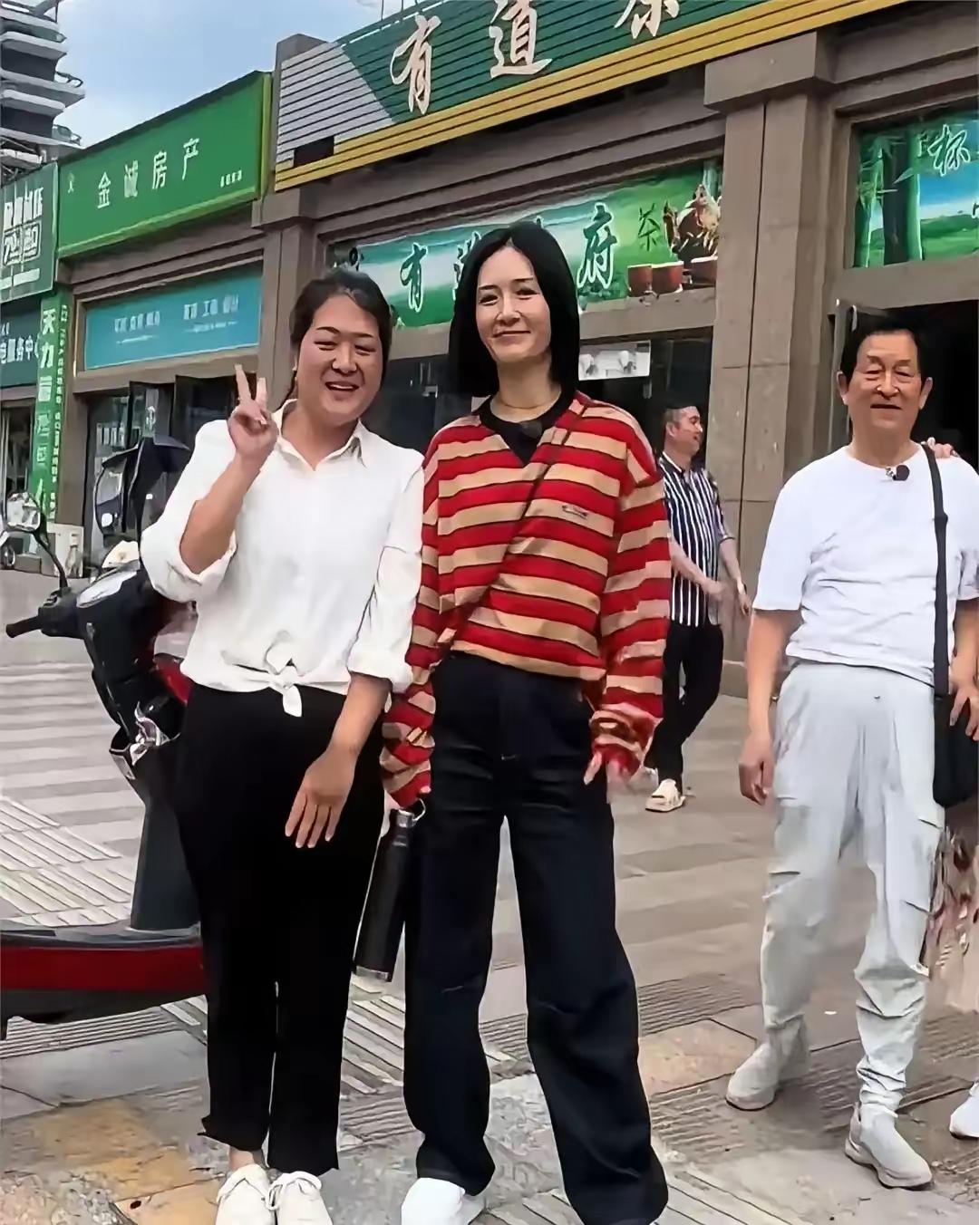 43岁谢娜低调返乡探亲，素颜与父母温馨聚餐，朴素穿搭尽显亲和力近日，43岁的