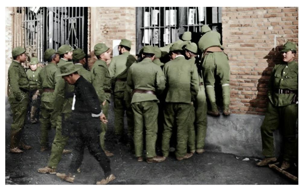 老照片，记录历史瞬间这张照片，看了半天没看懂。照片上鬼子兽兵挤在一个窗口，而照片