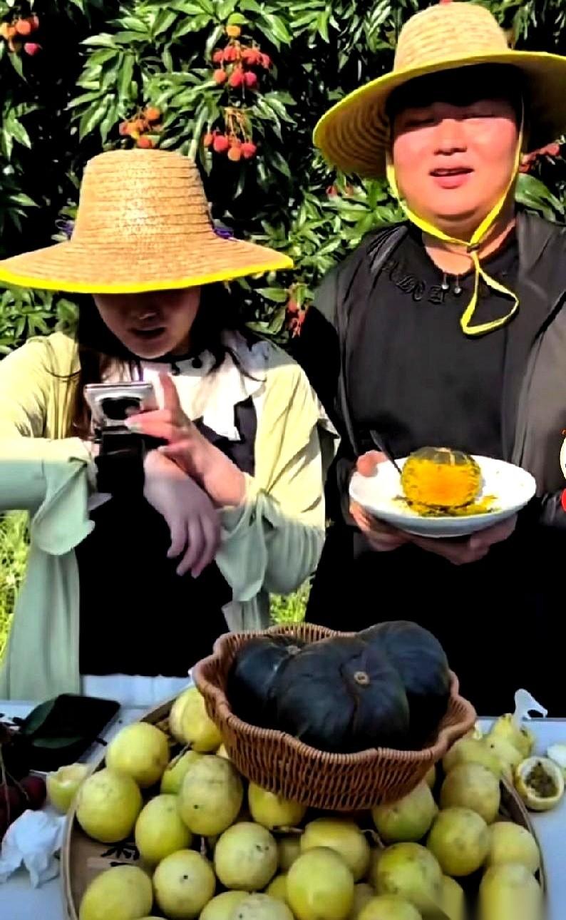 “妈！你快出来拍几单！”直播间几万人的屏幕前，小金豆正举着一个墨绿色的“贝贝小