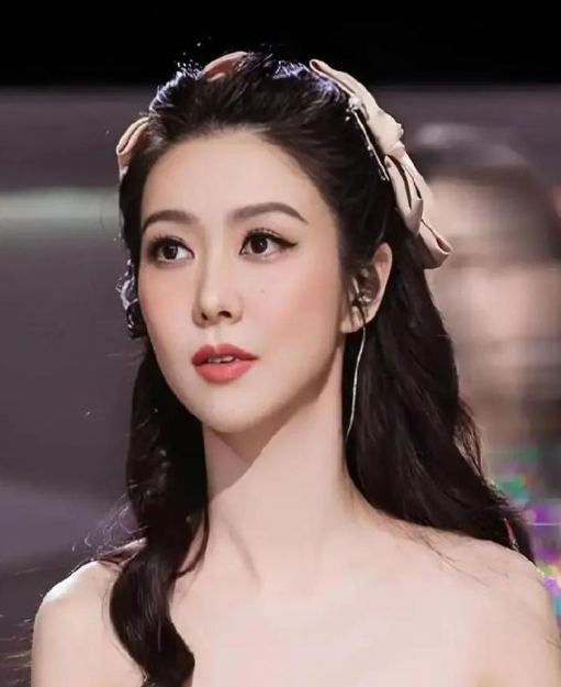 有人质疑她的冻龄是靠医美可只有薛凯琪自己知道，这份少女感，是每天一杯牛蒡汁的坚