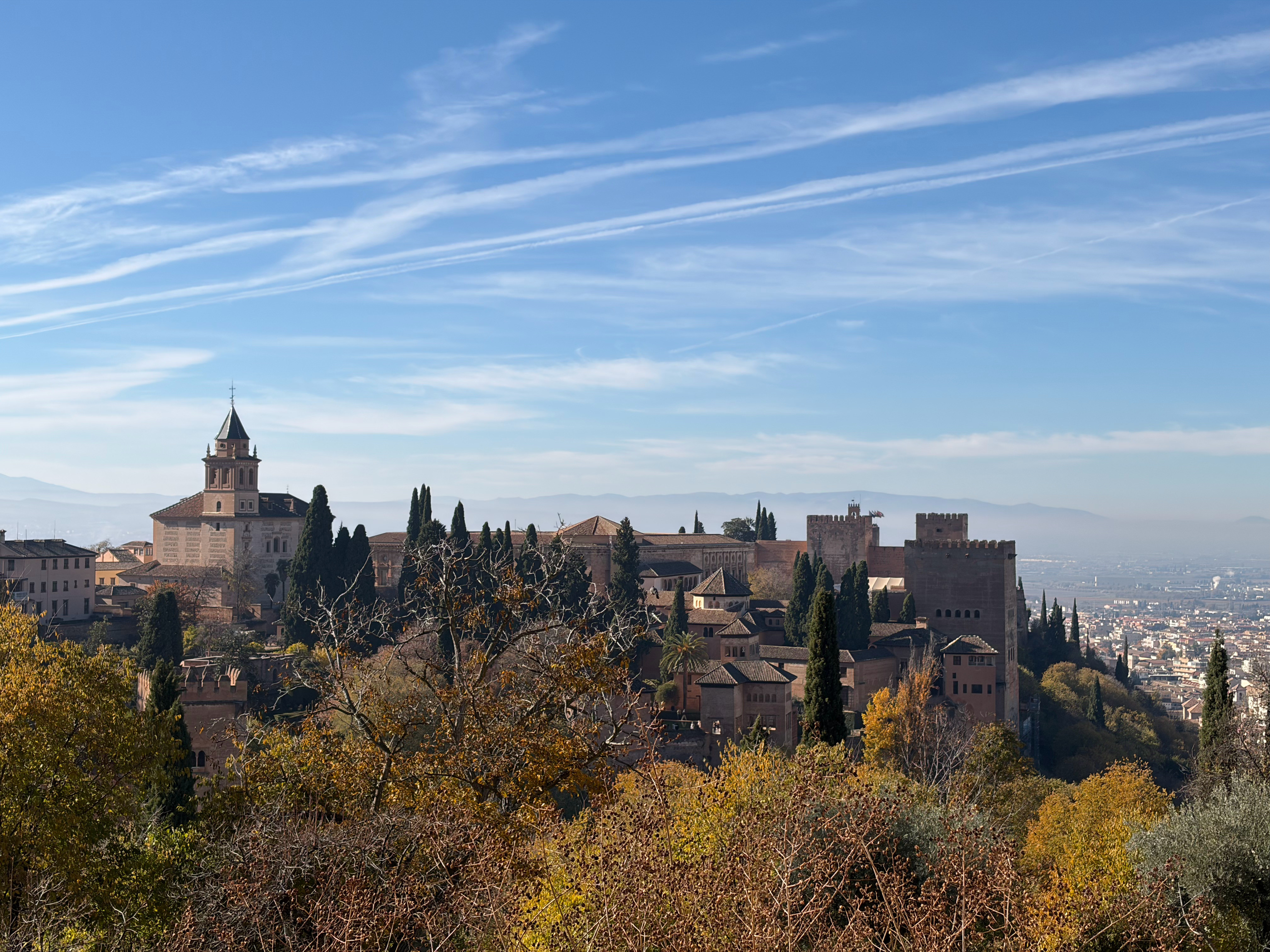 虽然大家都说阿尔罕布拉宫是西班牙故宫，但实际上这玩意是从宋朝就开始修了，比故宫还