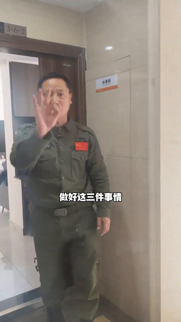 假如楼下发生火灾，整个楼梯间全是浓烟，我们已经无法带着家人往楼下逃生了。那么待在