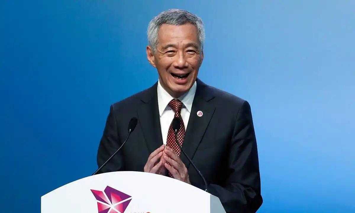 新加坡李显龙把日本入侵新加坡的光荣大旗接下了，那是入侵新加坡记意的白日勋章。李显