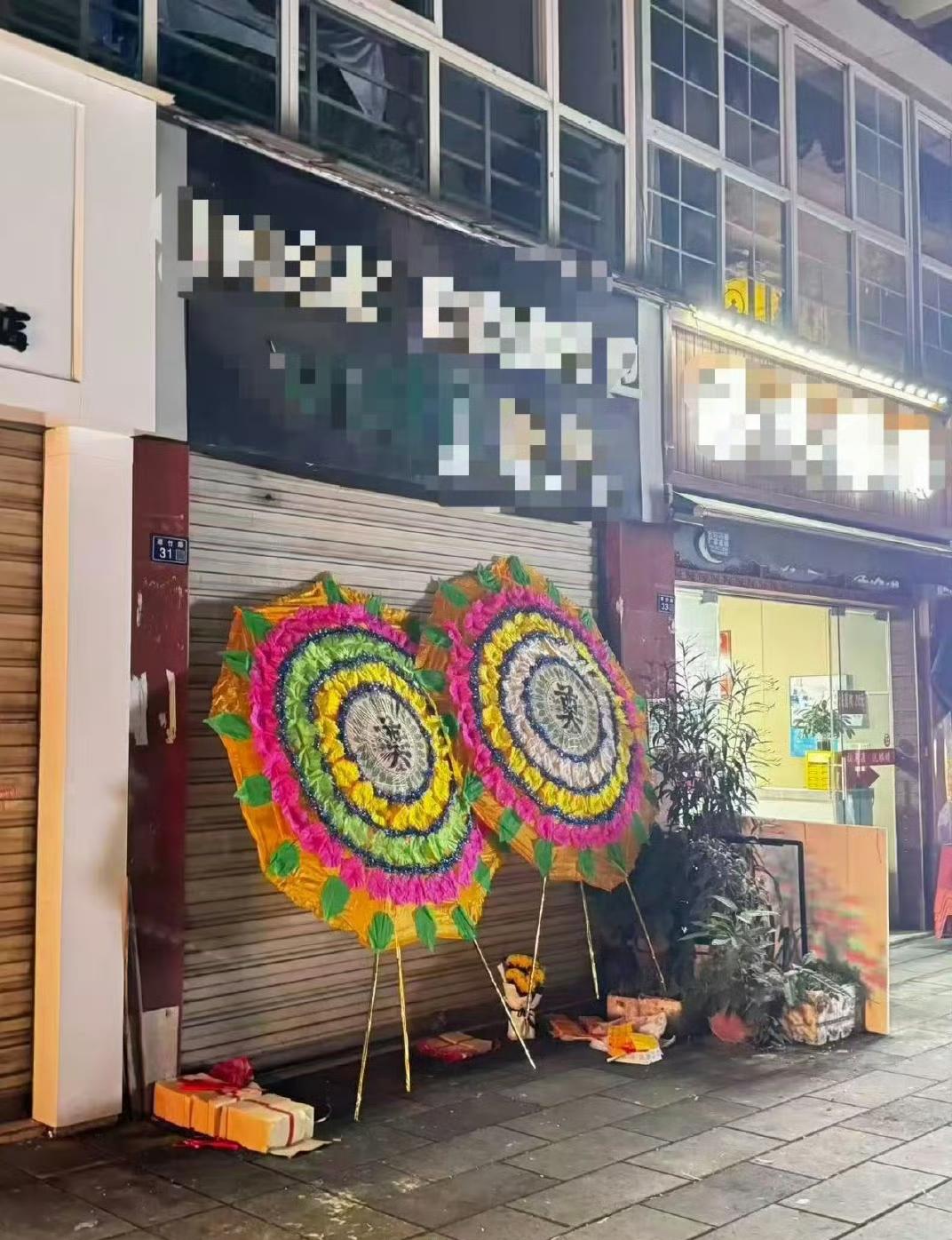强烈谴责动保分子以爱狗之名借机闹事。事发成都，流浪狗把店主养的鸡咬死，店主驱赶