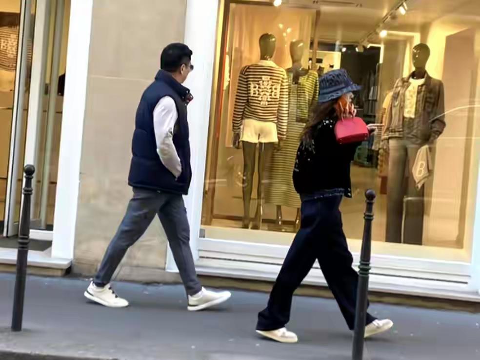 巴黎街头，刘强东与章泽天被偶遇，二人休闲逛街。章泽天专注通话，步履匆匆；刘强东随
