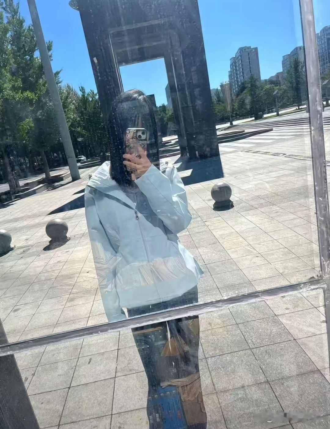 三十二岁女子饭桌上平静提分手，相恋一年的男友坦然应允。二人经熟人介绍结识，男方三