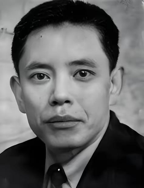 照片中的这个人叫余乐醒，此人是军统“教父级”大特务，在军统中名气很大的沈醉，就是