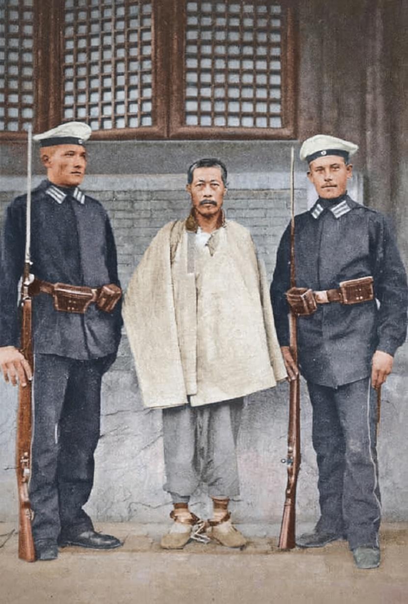 1900年12月31日，北京，清军神机营霆字队章京恩海被德军处决前的最后时刻。恩