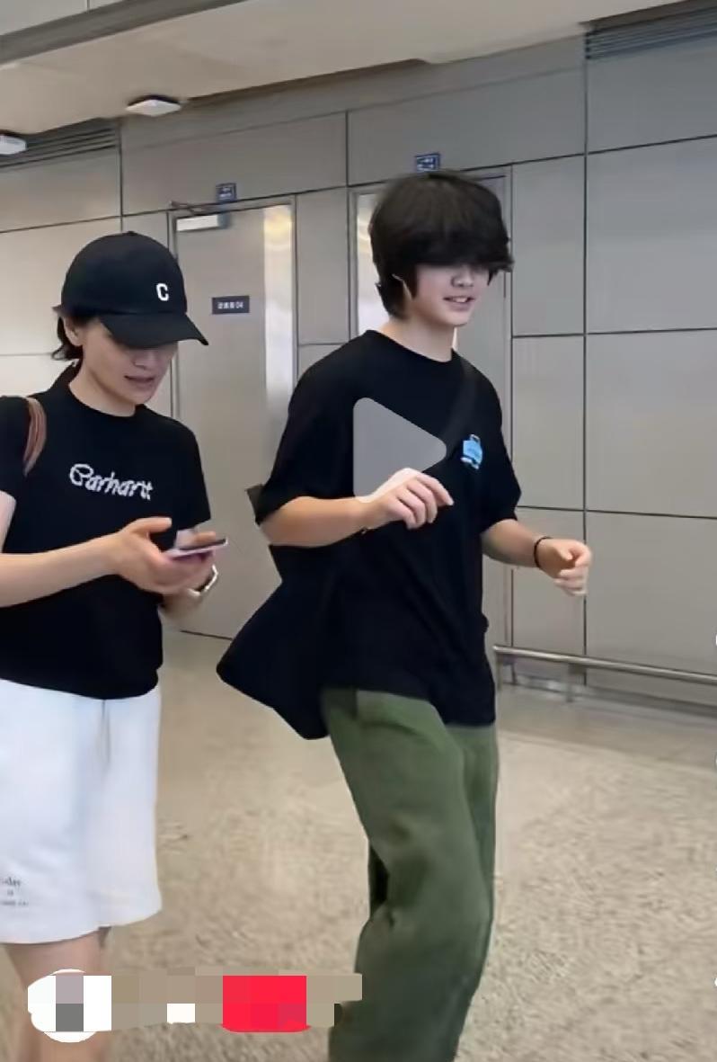 沙溢儿子这发型真的很难评，这娃才14岁，就开始追求“个性”了吗？不过该说不说，