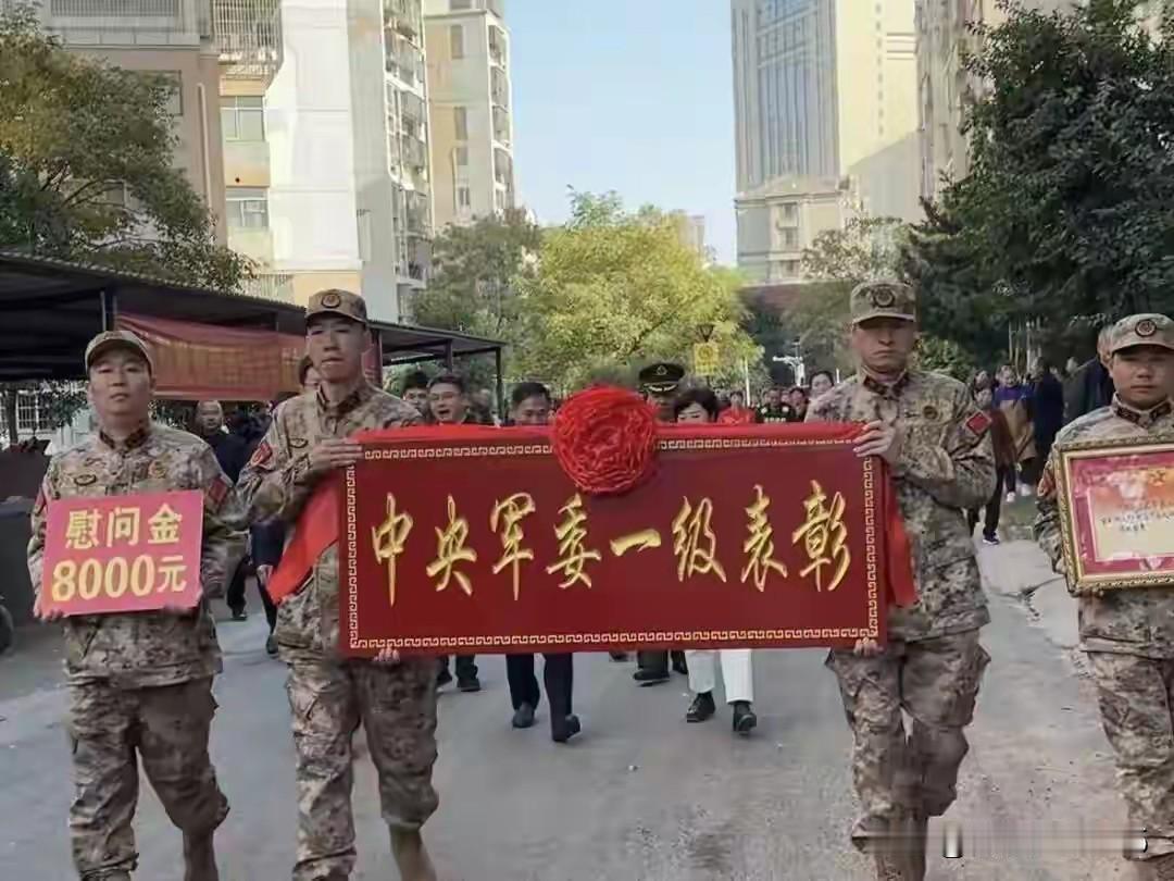 “太光荣了！这真是大家的骄傲！”11月27日下午，南昌市西湖区十里水岸桃花小区内