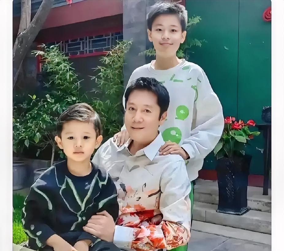 蔡国庆两个儿子颜值爆表！14岁长子身高逼近老爸，俊朗模样超吸睛提到蔡国庆，除了