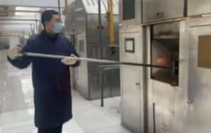 火葬场的老师傅干了二十年，最常说的就是：“千万别被电视剧骗了，火化哪是一烧就成灰