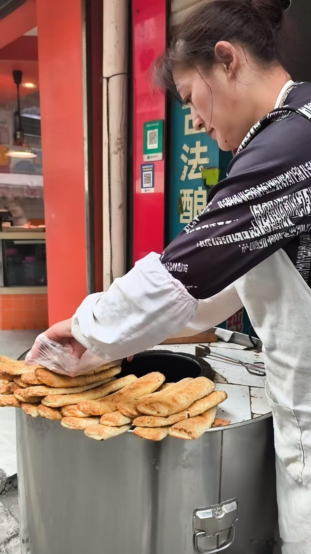 自从搬家到江宁区，想吃南京地道小吃尤其是那口排骨烧饼，之前真的难到挠头。之前偶尔