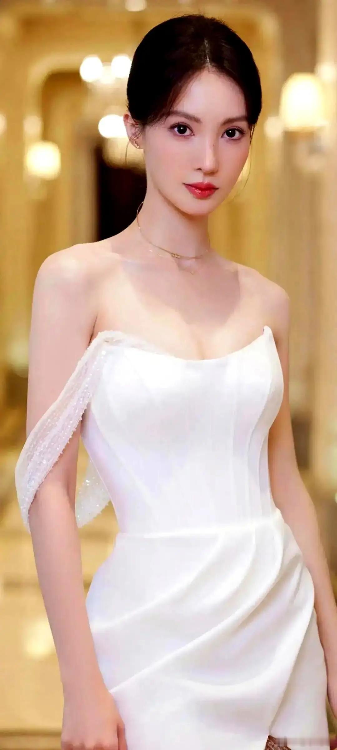 腿屁股出圈，金晨练了啥？一条高开衩亮片裙把金晨送上热搜，两亿阅读不是买出来的，是